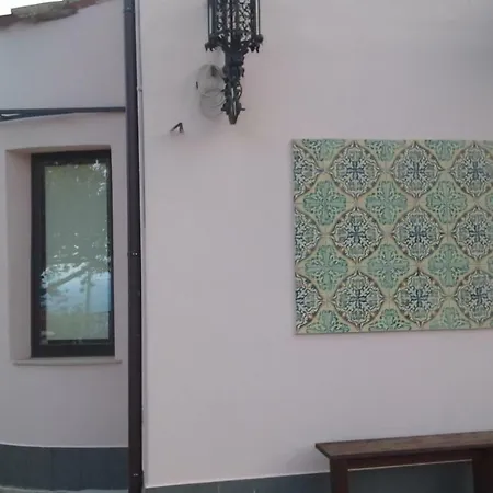 La Cage Aux Folles Bed & Breakfast 2*