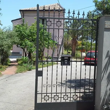 Bed & Breakfast La Cage Aux Folles 2*