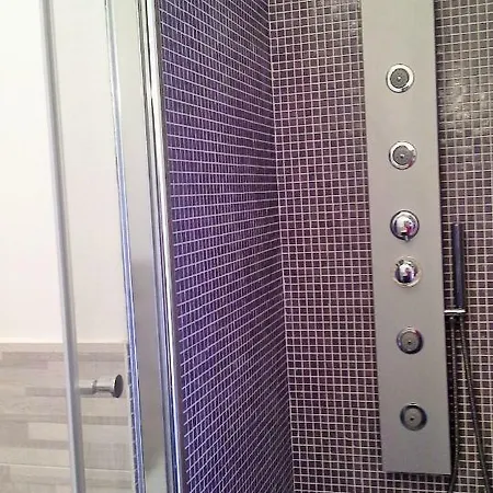 La Cage Aux Folles Bed & Breakfast 2*