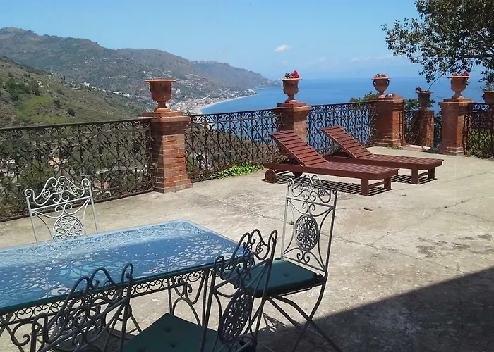 La Cage Aux Folles Oda ve Kahvaltı Taormina